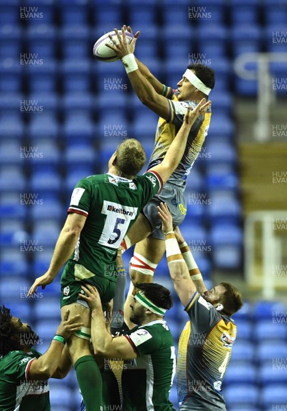 180120 - London Irish v Scarlets - European Rugby Challenge Cup - Aaron Shingler of Scarlets takes line out ball