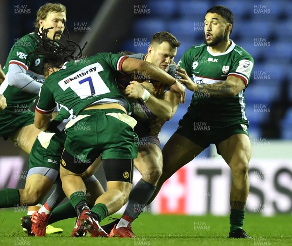 180120 - London Irish v Scarlets - European Rugby Challenge Cup - Steff Hughes of Scarlets is tackled by TJ Ioane of London Irish