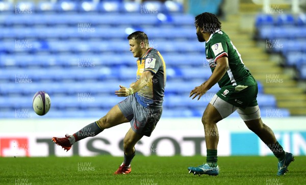 180120 - London Irish v Scarlets - European Rugby Challenge Cup - Steff Hughes of Scarlets get the ball away