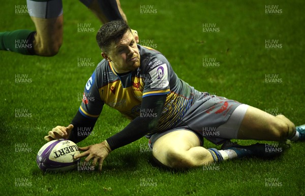 180120 - London Irish v Scarlets - European Rugby Challenge Cup - Steff Evans of Scarlets scores his sides fifth try