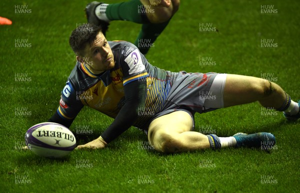180120 - London Irish v Scarlets - European Rugby Challenge Cup - Steff Evans of Scarlets scores his sides fifth try