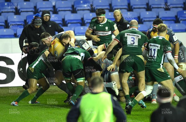 180120 - London Irish v Scarlets - European Rugby Challenge Cup - Scarlets players celebrate after penalty try is awarded by Referee Ludovic Cayre