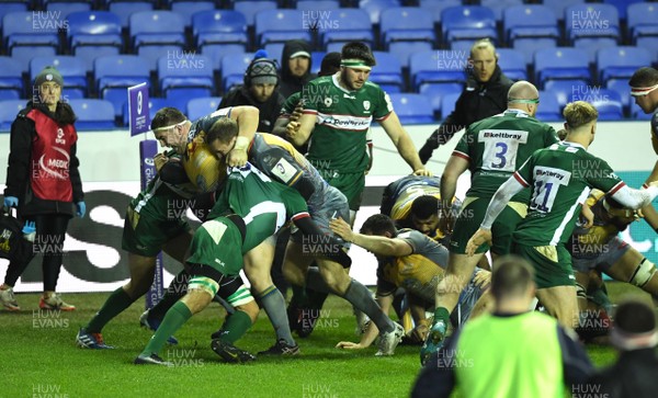 180120 - London Irish v Scarlets - European Rugby Challenge Cup - Scarlets players celebrate after penalty try is awarded by Referee Ludovic Cayre