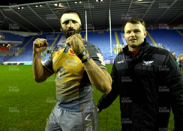 180120 - London Irish v Scarlets - European Rugby Challenge Cup - Uzair Cassiem and Steff Hughes of Scarlets celebrate at the end of the game
