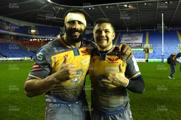 180120 - London Irish v Scarlets - European Rugby Challenge Cup - Uzair Cassiem and Steff Evans of Scarlets celebrate at the end of the game