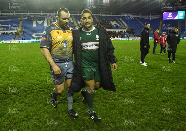 180120 - London Irish v Scarlets - European Rugby Challenge Cup - Ken Owens of Scarlets and Saia Fainga’a of London Irish at the end of the game