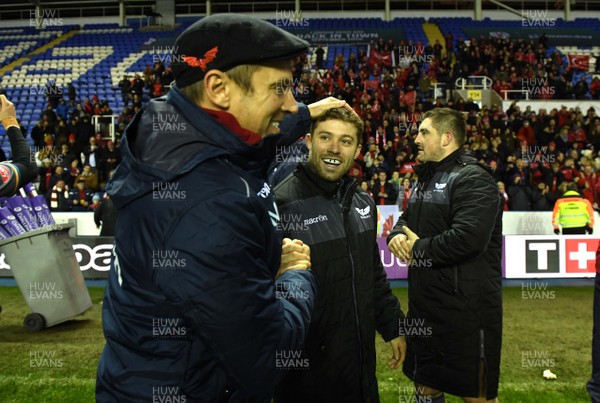 180120 - London Irish v Scarlets - European Rugby Challenge Cup - Scarlets head coach Brad Mooar and Leigh Halfpenny of Scarlets at the end of the game