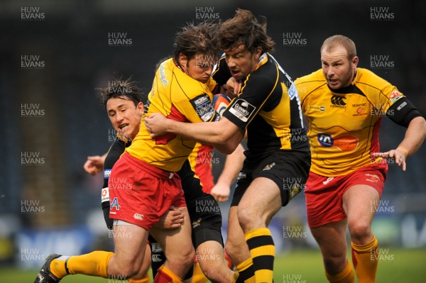 02.11.08 - London Wasps v Newport-Gwent Dragons - EDF Energy Cup - Dragons Tal Selley takes on Wasps' Tom Voyce. 