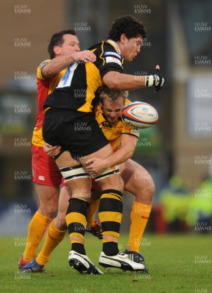 02.11.08 - London Wasps v Newport-Gwent Dragons - EDF Energy Cup - Wasps' Dan Leo is tackled by Shaun Connor and Ashley Smith. 