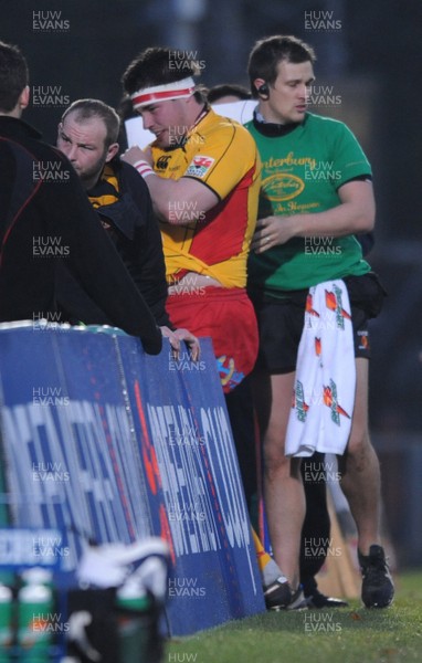 02.11.08 - London Wasps v Newport-Gwent Dragons - EDF Energy Cup - Dragons Alex Murphy leaves the field with an injury. 