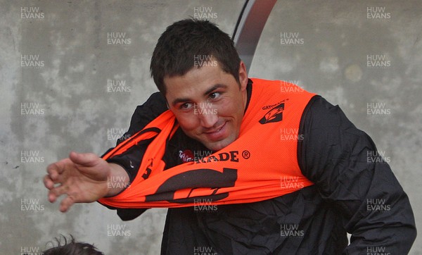 030213 London Welsh v Dragons - LV= Cup - Gavin Henson struggles with his bib, on his return to action for London Welsh, where he starts on the bench 