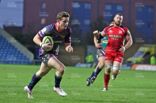 030213 London Welsh v Dragons - LV= Cup - Hallam Amos of Dragons breaks through to score a try 