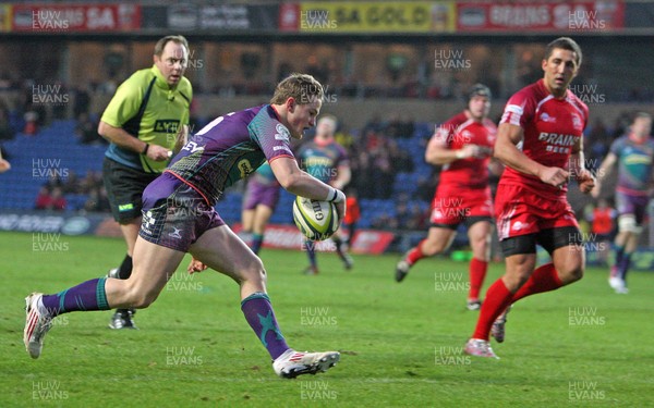 030213 London Welsh v Dragons - LV= Cup - Hallam Amos of Dragons breaks through to score a try 