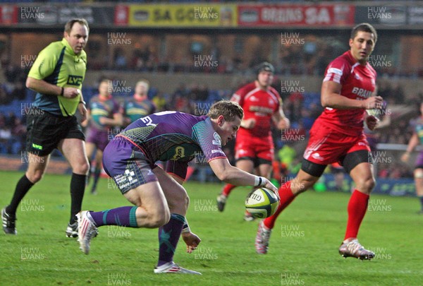 030213 London Welsh v Dragons - LV= Cup - Hallam Amos of Dragons breaks through to score a try 