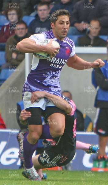 131012 London Welsh v Stade Francais - Amlin Challenge Cup - Gavin Henson of London Welsh is tackled by the Stade Francais defence 