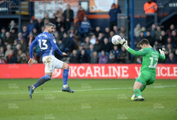 080220 - Luton Town v Cardiff City - Sky Bet Championship -  Callum Paterson goes close for Cardiff