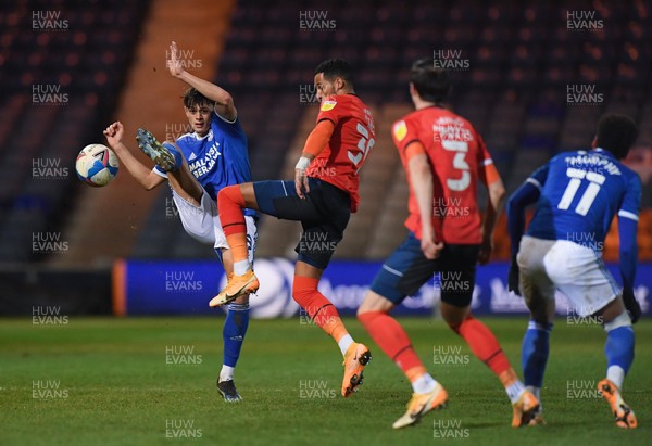 160221 - Luton Town v Cardiff City - Sky Bet Championship - Tom Sang of Cardiff City battles for possession with Tom Ince of Luton Town