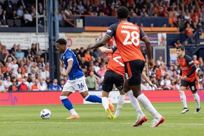 230825 - Luton Town v Cardiff City - Sky Bet League 1 - Cardiff City’s Chris Willock scores his sides first goal