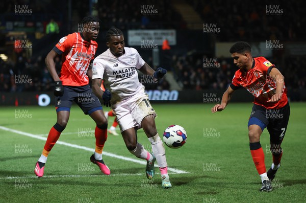 310123 - Luton Town v Cardiff City, EFL Sky Bet Championship - Sheyi Ojo of Cardiff City and Cody Drameh of Luton Town compete for the ball