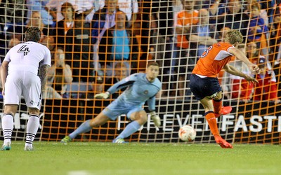 160816 - Luton Town vs Newport County - SKY Bet League 2 -Cameron McGeehan of Luton scores the injury time winning penalty