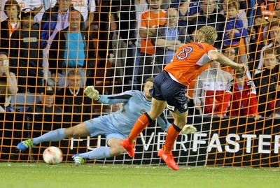 160816 - Luton Town vs Newport County - SKY Bet League 2 -Cameron McGeehan of Luton scores the injury time winning penalty