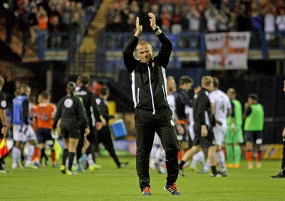 160816 - Luton Town vs Newport County - SKY Bet League 2 -Warren Feeney applauds the travelling fans