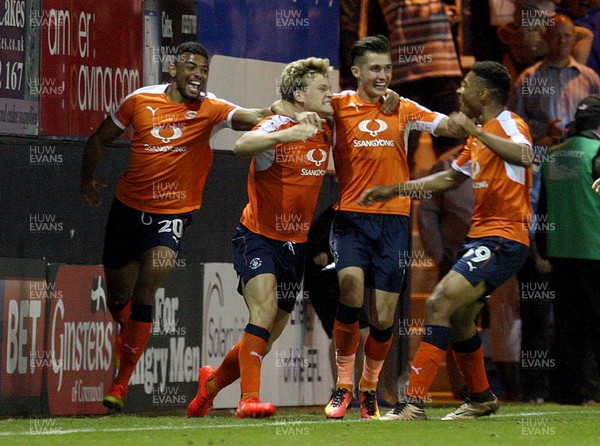 160816 - Luton Town vs Newport County - SKY Bet League 2 -Luton players celebrate McGeehans late penalty winner