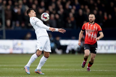 040323 - Luton Town v Swansea City - Sky Bet Championship - Joel Piroe of Swansea City controls the ball