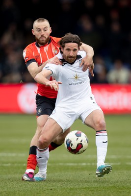 040323 - Luton Town v Swansea City - Sky Bet Championship - Joe Allen of Swansea City and Cody Drameh of Luton battle for the ball