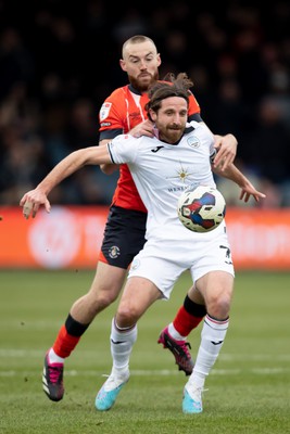 040323 - Luton Town v Swansea City - Sky Bet Championship - Joe Allen of Swansea City and Cody Drameh of Luton battle for the ball