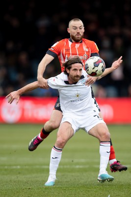 040323 - Luton Town v Swansea City - Sky Bet Championship - Joe Allen of Swansea City and Cody Drameh of Luton battle for the ball