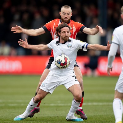 040323 - Luton Town v Swansea City - Sky Bet Championship - Joe Allen of Swansea City and Cody Drameh of Luton battle for the ball