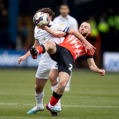 040323 - Luton Town v Swansea City - Sky Bet Championship - Joe Allen of Swansea City and Cody Drameh of Luton battle for the ball