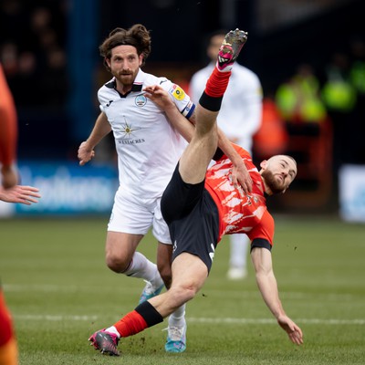 040323 - Luton Town v Swansea City - Sky Bet Championship - Joe Allen of Swansea City and Cody Drameh of Luton battle for the ball