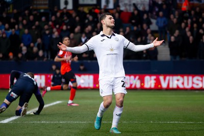 040323 - Luton Town v Swansea City - Sky Bet Championship - Liam Cullen of Swansea City gestures