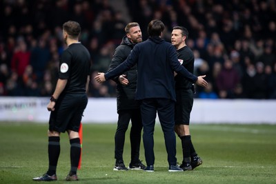 040323 - Luton Town v Swansea City - Sky Bet Championship - Russell Martin of Swansea City and Rob Edwards of Luton argue in front of referee Dean Whitestone