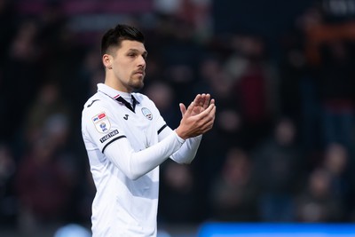 040323 - Luton Town v Swansea City - Sky Bet Championship - Joel Piroe of Swansea City applauds the fans