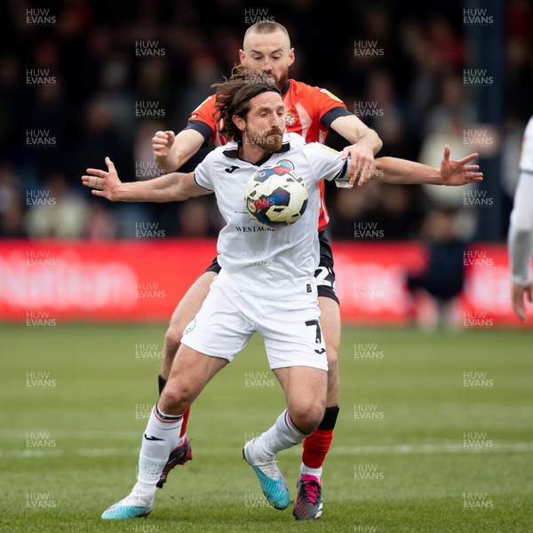 040323 - Luton Town v Swansea City - Sky Bet Championship - Joe Allen of Swansea City and Cody Drameh of Luton battle for the ball