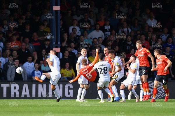 i180921 - Luton Town v Swansea City - Sky Bet Championship - Luke Berry of Luton Town scores the opening goal