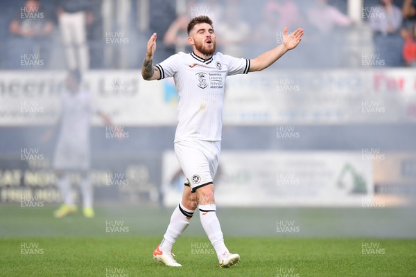 180921 - Luton Town v Swansea City - Sky Bet Championship - Ryan Manning of Swansea City celebrates their side's third goal scored by Joel Piroe in injury time