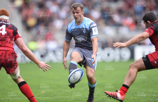 141018 - Lyon v Cardiff Blues - European Rugby Champions Cup - Jarrod Evans of Cardiff Blues chips through