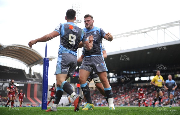141018 - Lyon v Cardiff Blues - European Rugby Champions Cup - Tomos Williams of Cardiff Blues celebrates his try with Owen Lane (right)