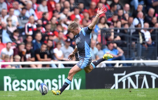 141018 - Lyon v Cardiff Blues - European Rugby Champions Cup - Gareth Anscombe of Cardiff Blues kicks at goal