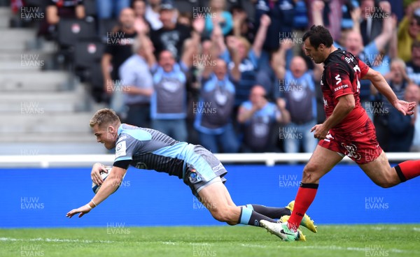 141018 - Lyon v Cardiff Blues - European Rugby Champions Cup - Gareth Anscombe of Cardiff Blues races through to score try