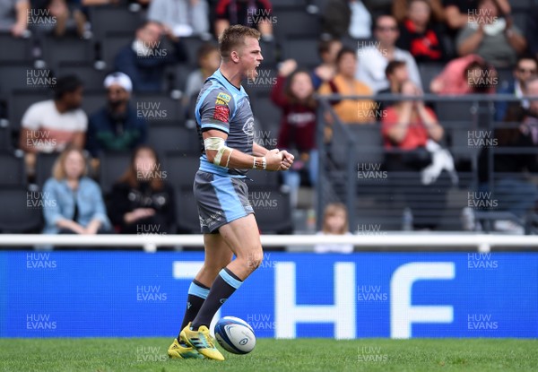 141018 - Lyon v Cardiff Blues - European Rugby Champions Cup - Gareth Anscombe of Cardiff Blues celebrates scoring try