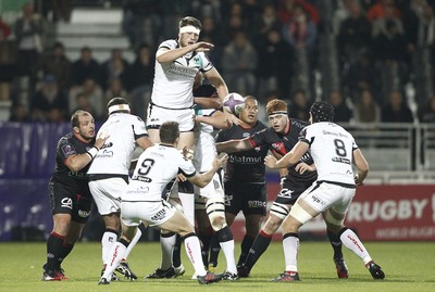 221016 - Lyon v Ospreys - European Rugby Challenge Cup -Rory Thornton of Ospreys takes line-out ball