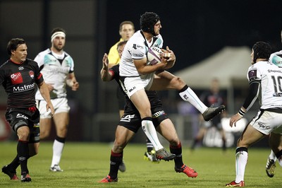 221016 - Lyon v Ospreys - European Rugby Challenge Cup -Dan Evans of Ospreys takes high ball