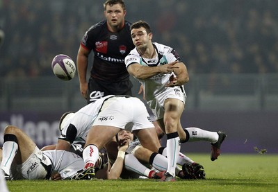 221016 - Lyon v Ospreys - European Rugby Challenge Cup -Tom Habberfield of Ospreys gets the ball away