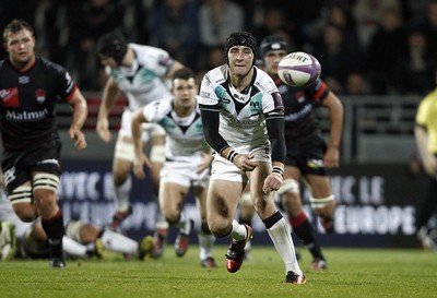 221016 - Lyon v Ospreys - European Rugby Challenge Cup -Sam Davies of Ospreys gets the ball away