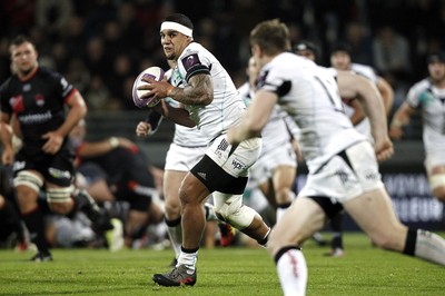 221016 - Lyon v Ospreys - European Rugby Challenge Cup -Josh Matavesi of Ospreys looks for support